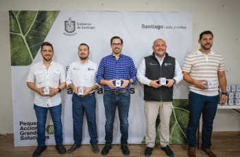 Entrega David de la Peña regaderas ahorradoras en Santiago para fomentar el uso responsable del agua