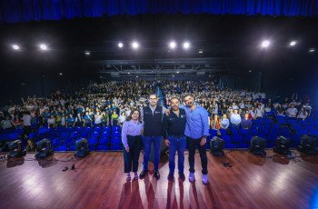 Celebra David de la Peña a los estudiantes de Santiago