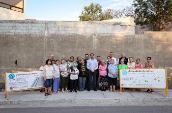 David de la Peña entrega nueva banqueta para beneficio de las familias de la comunidad El Barro
