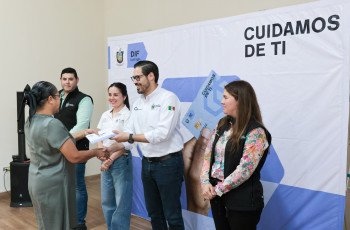 Entrega David de la Peña y DIF Santiago más tarjetas de apoyo del programa "Cuidamos de Ti"